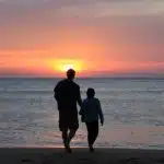 deux hommes qui marche sur la plage
