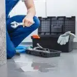 réparer une fuite sous le carrelage de la salle de bain