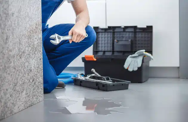 Comment réparer une fuite sous le carrelage de la salle de bain ?