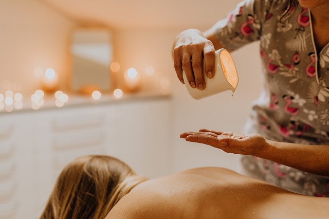 Quels sont les spas et les salons de massages parisiens qui recrutent des masseuses naturistes ? 