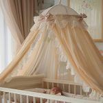 Ciel de lit bébé : entre protection et décoration