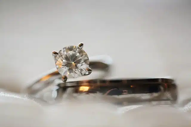 Guide ultime pour choisir la taille idéale d’un solitaire en diamant