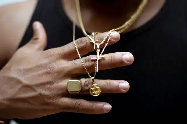 6 façons stylées de porter une croix en or quand on est un homme tendance et moderne