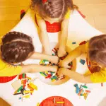enfants autour d'une table de jouet