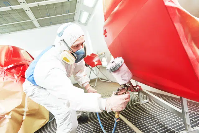 Consommable pour peinture carrosserie : le top des indispensables pour carrossiers pro