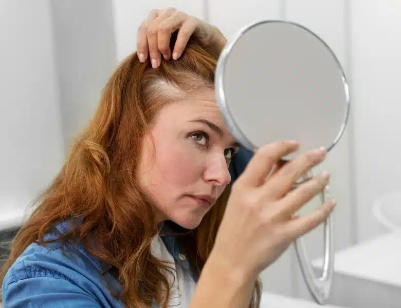 Post-partum, ménopause, stress : pourquoi la greffe capillaire devient une option pour les femmes