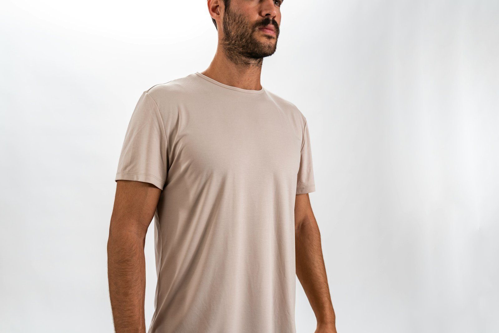 tee-shirt beige sur un homme