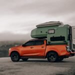 Homme stylé en vacances : mode pour un camping réussi