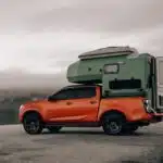 Homme stylé en vacances : mode pour un camping réussi