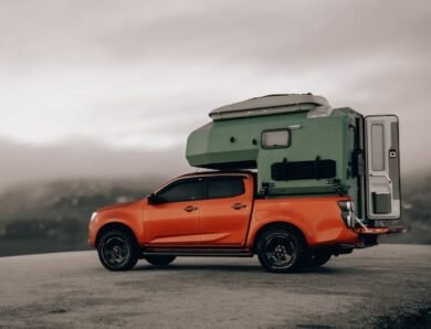 Homme stylé en vacances : les essentiels mode pour un camping réussi