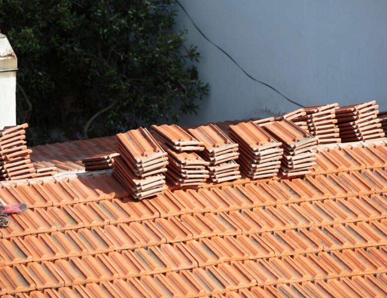 Tuile mécanique ou tuile canal en Meuse : quel choix pour votre toiture ?