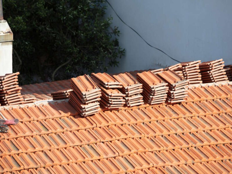 Tuile mécanique ou tuile canal en Meuse : quel choix pour votre toiture ?