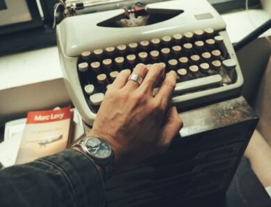Bague solitaire de fiançailles : comment les hommes adoptent ce style aujourd’hui ?