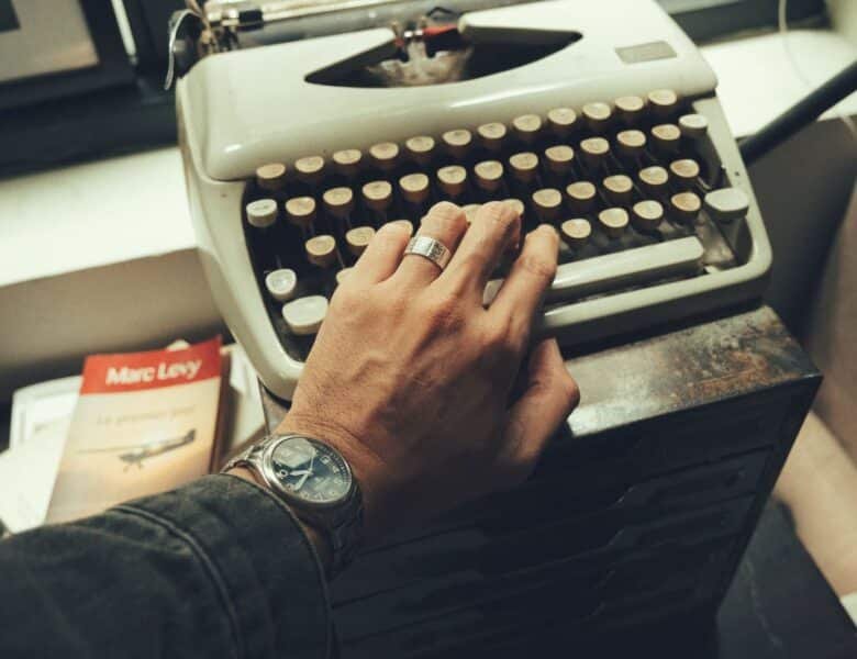 Bague solitaire de fiançailles : comment les hommes adoptent ce style aujourd’hui ?