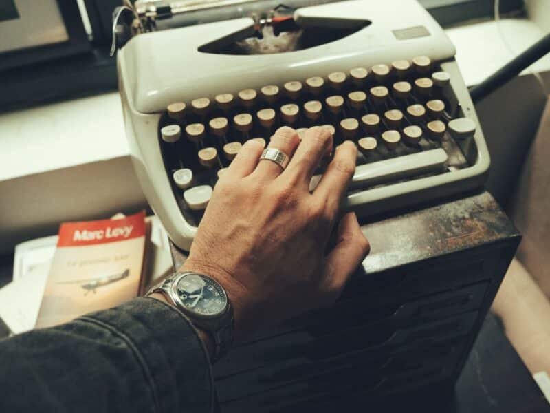 Bague solitaire de fiançailles : comment les hommes adoptent ce style aujourd’hui ?