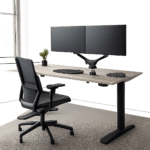 Un bureau assis-debout électrique haut de gamme dans un environnement de travail moderne et épuré. L’image met en valeur la stabilité, le confort et l’esprit ergonomique du mobilier.