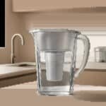 Une carafe filtrante au design moderne mise en scène dans une cuisine lumineuse et épurée. L’image évoque la simplicité d’usage, le confort quotidien et une hydratation plus agréable.