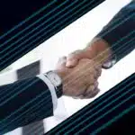 Deux mains se serrent fermement, l'une portant une montre, sur fond géométrique bleu