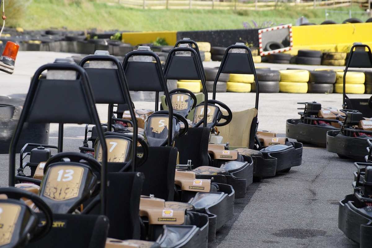 rangée de karting au circuit, prêts à démarrer rangée de karting au circuit, prêts à démarrer