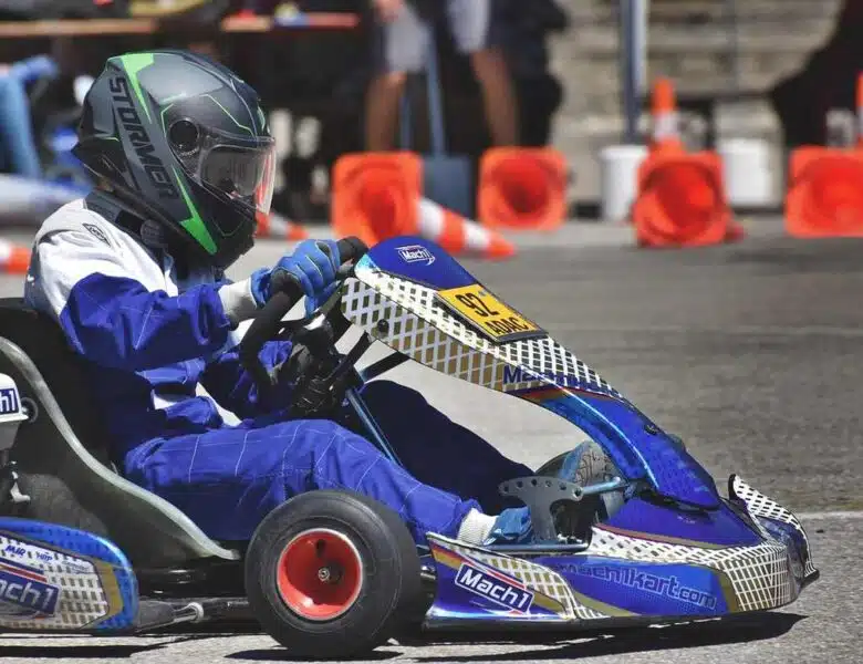 Pourquoi le kart sous-vire quand on réaccélère trop tôt