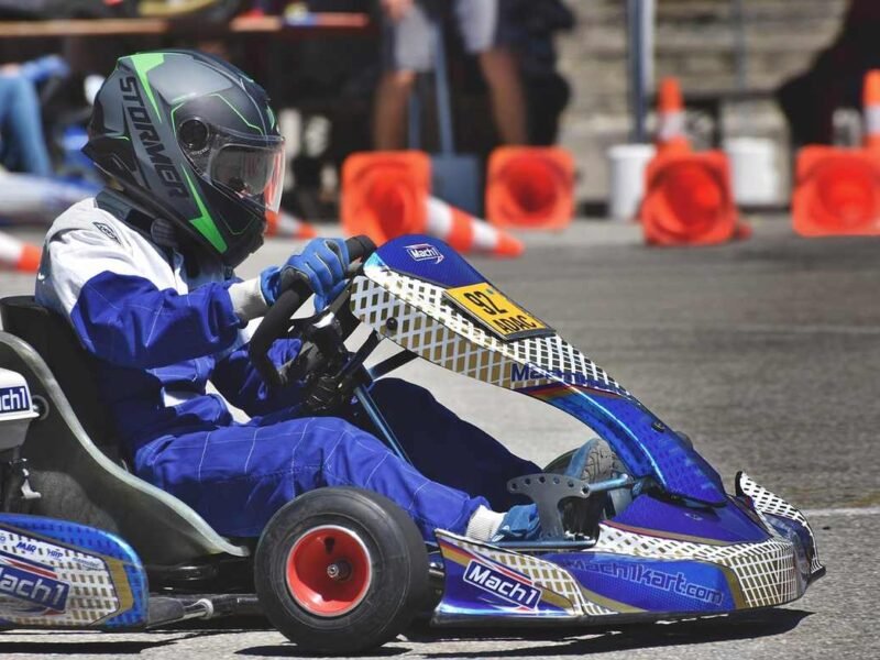 Pourquoi le kart sous-vire quand on réaccélère trop tôt