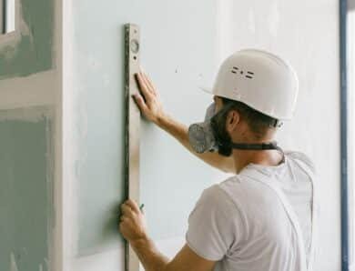Mur en placo qui sonne creux : reprendre la fixation