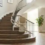 Monte-escalier moderne sur un escalier tournant, maison lumineuse