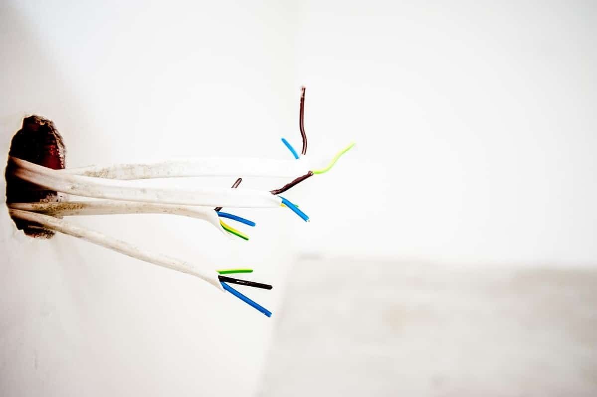 Une prise murale sur laquelle est branché un appareil pour tester l'alimentation