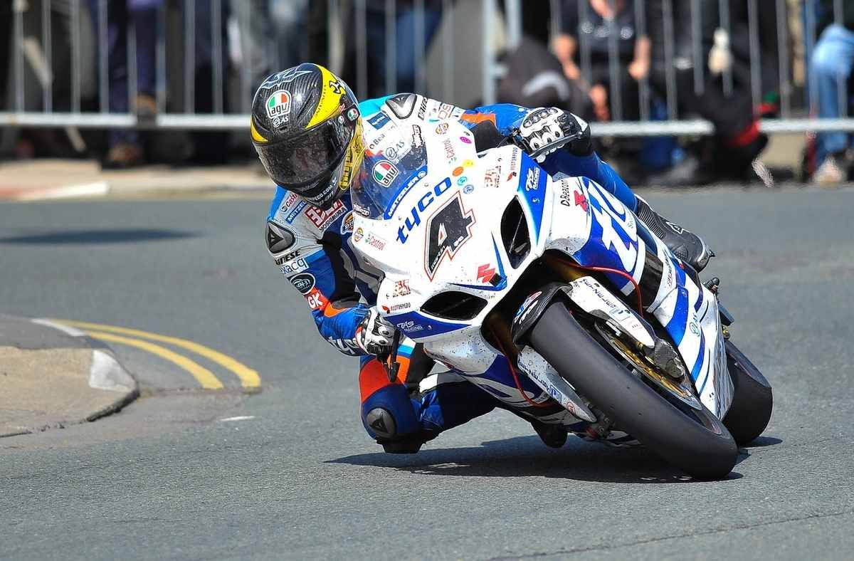 Un coureur en pleine courbe sur une moto de course