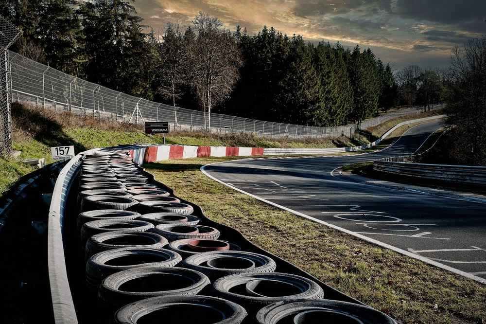Pneus de voiture de piste alignés dans les stands
